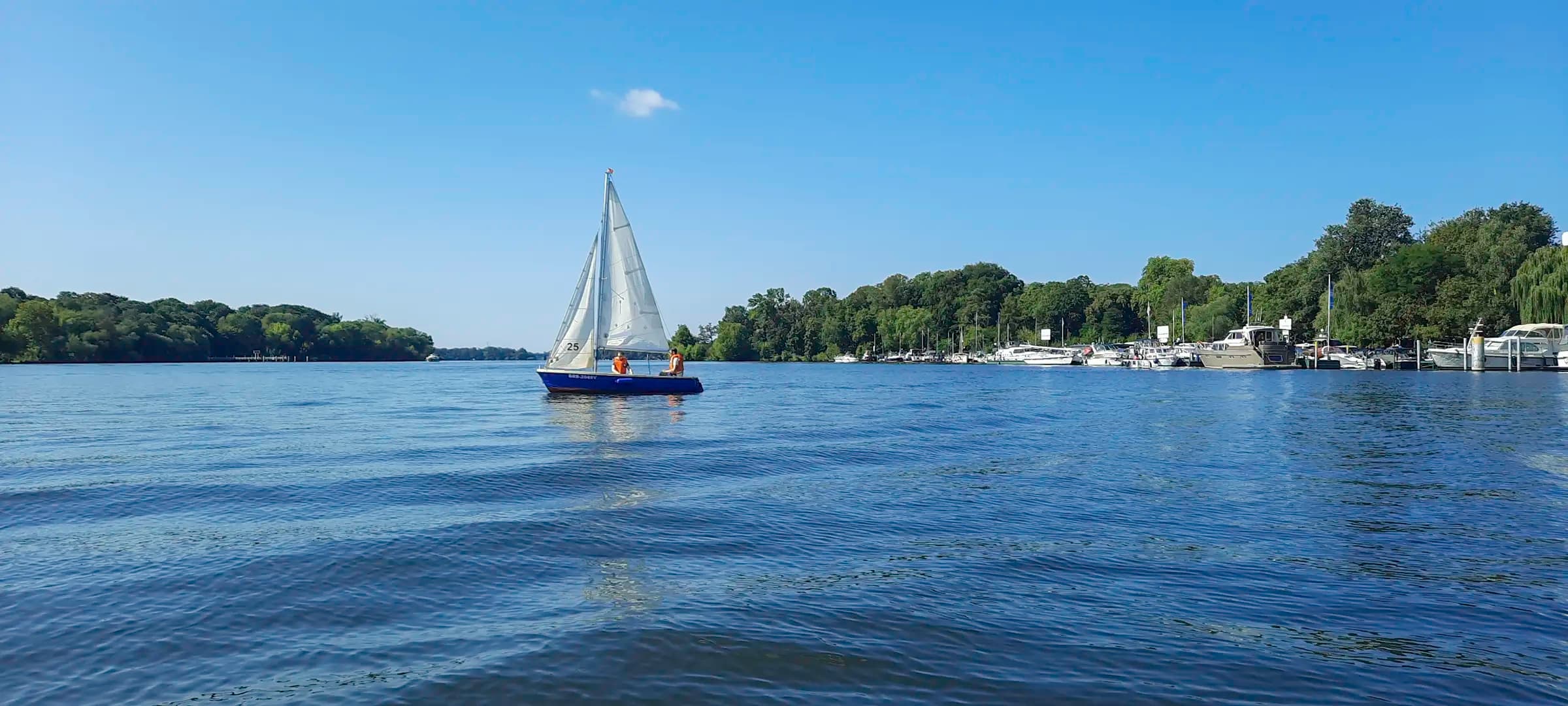 Jolle auf dem Wasser